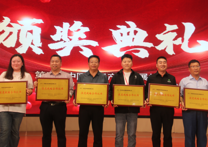 Group photo of the Vice President and various leaders presenting awards